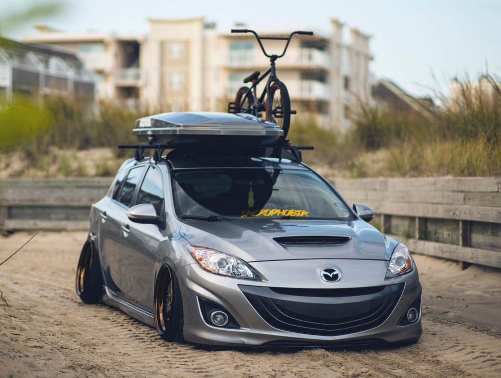 Mazda 3 с боксом на крыше